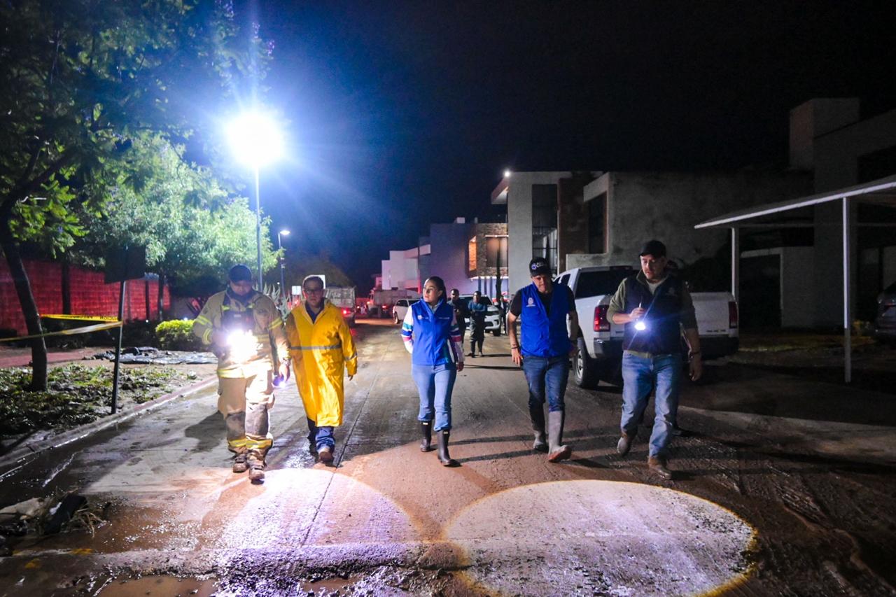 Tere Jiménez y Leo Montañez recorren zona afectada por lluvias en la Constitución; llevan apoyo directo a las familias