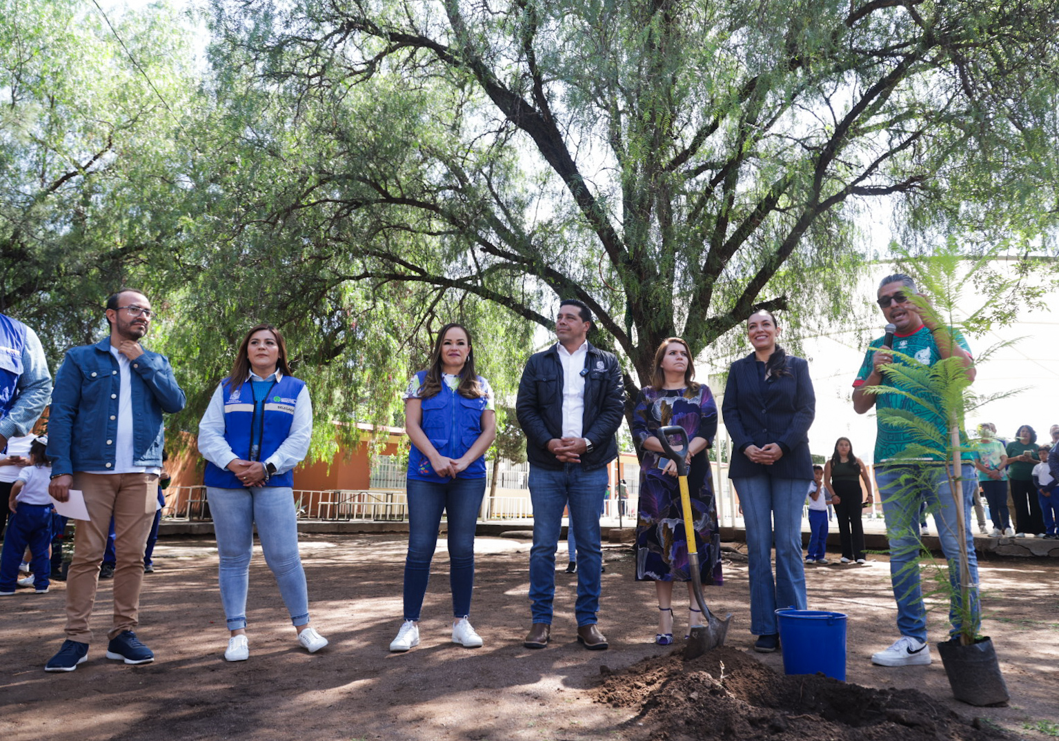 Encabeza Leo Montañez jornada de reforestación en la primaria Saturnino Herrán