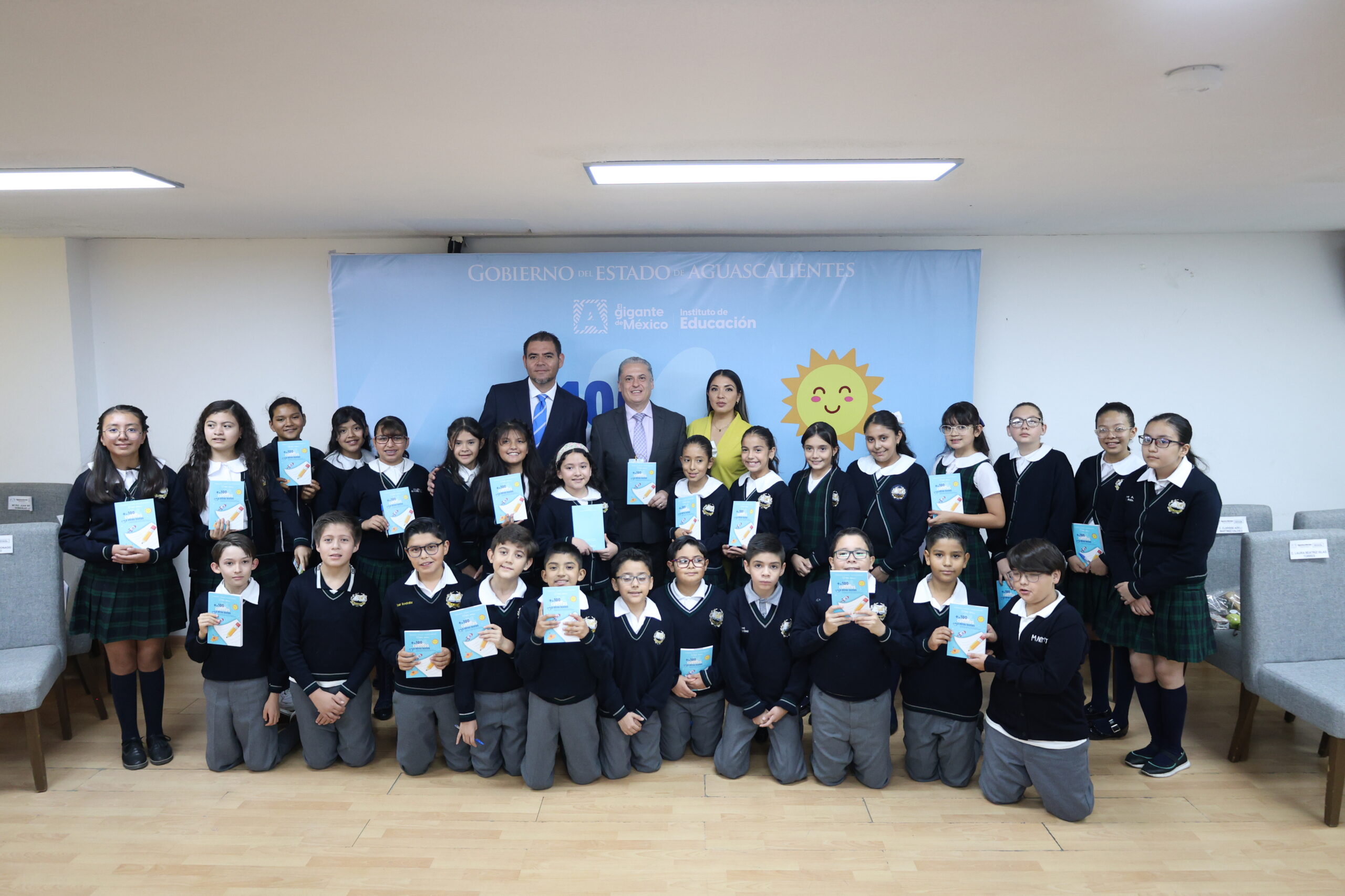 Niñas y niños de cuarto de primaria publican libro con más de 100 historias