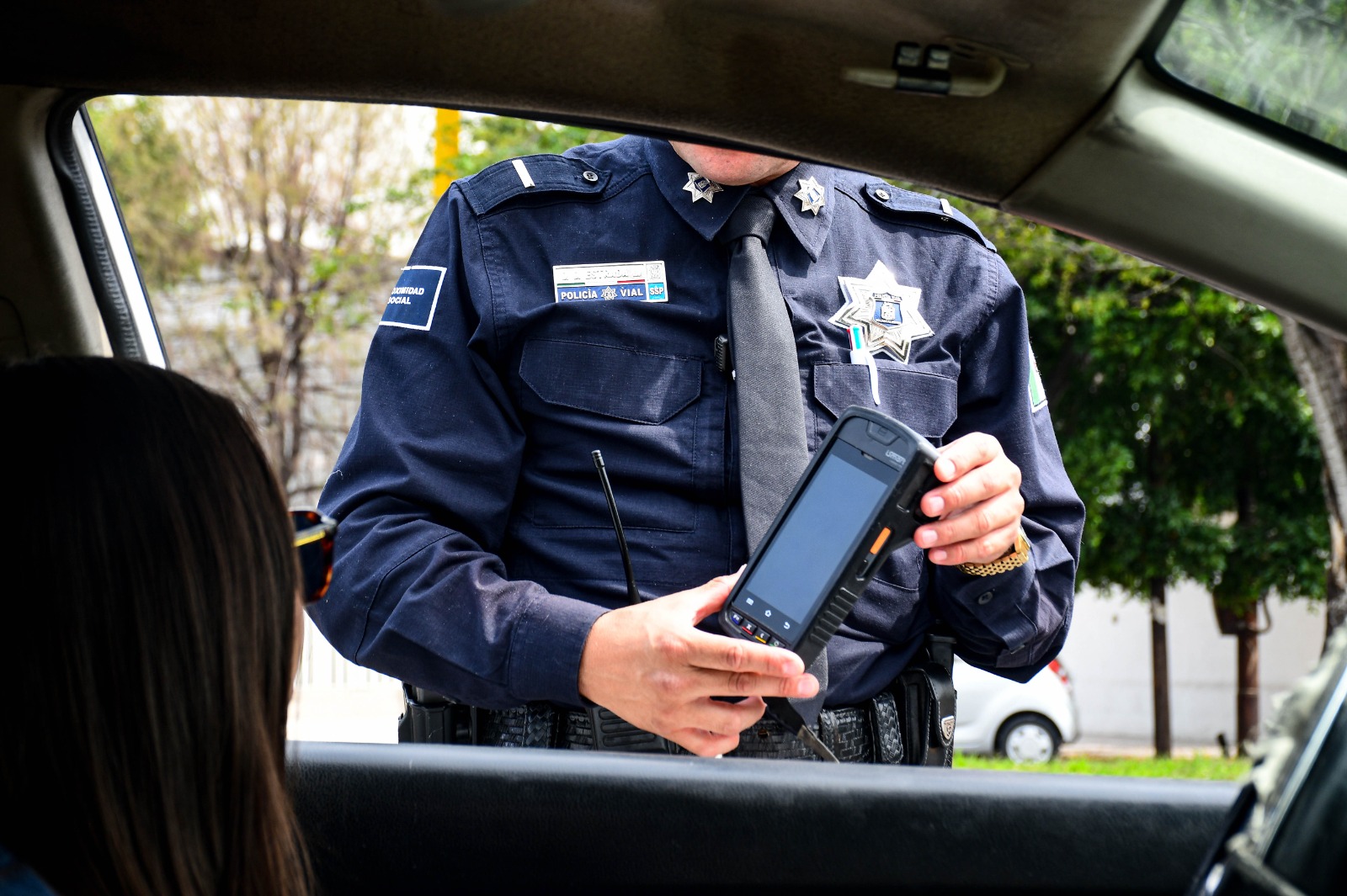Conductores ya pueden pagar infracciones con tarjeta de manera inmediata ante policía vial