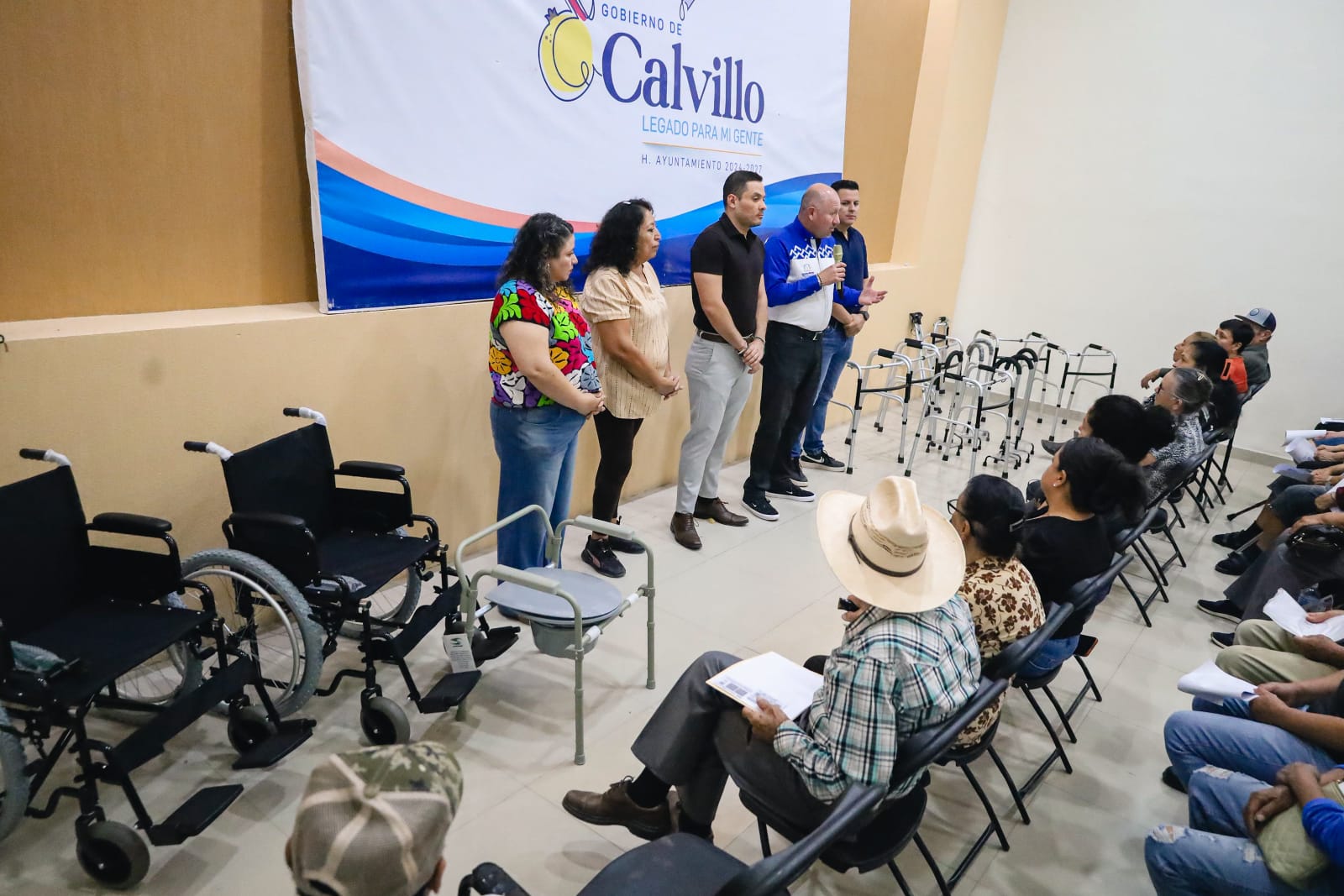 Entregan apoyos visuales y de movilidad en Calvillo