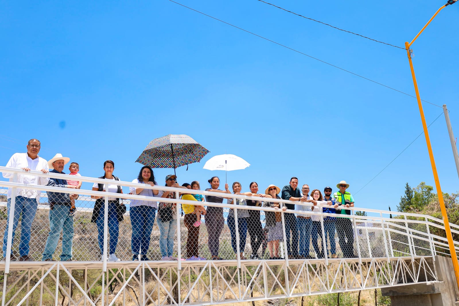 Inauguran puente peatonal en la comunidad El Temazcal