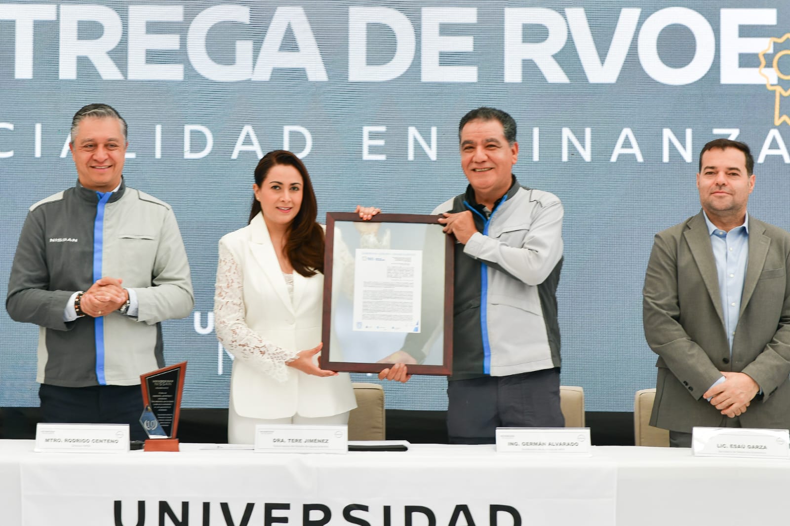 Con becas universitarias, Gobierno del Estado y Nissan impulsan formación de jóvenes altamente capacitados
