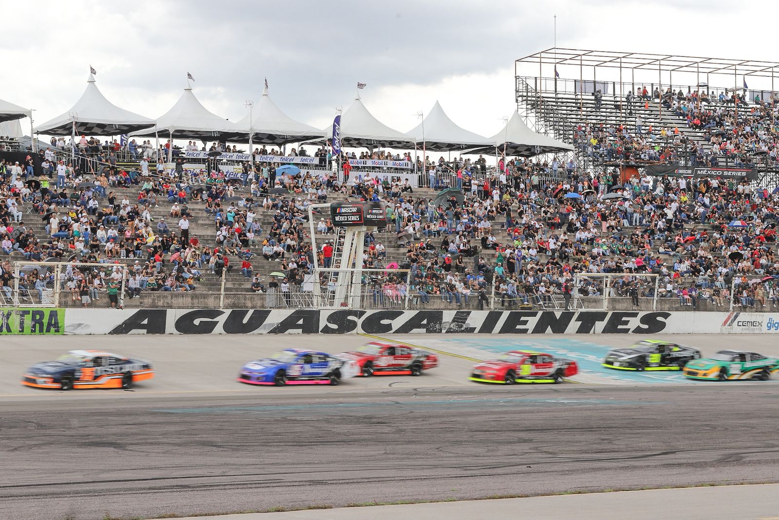 Miles de aficionados disfrutan de la Nascar México series en Aguascalientes