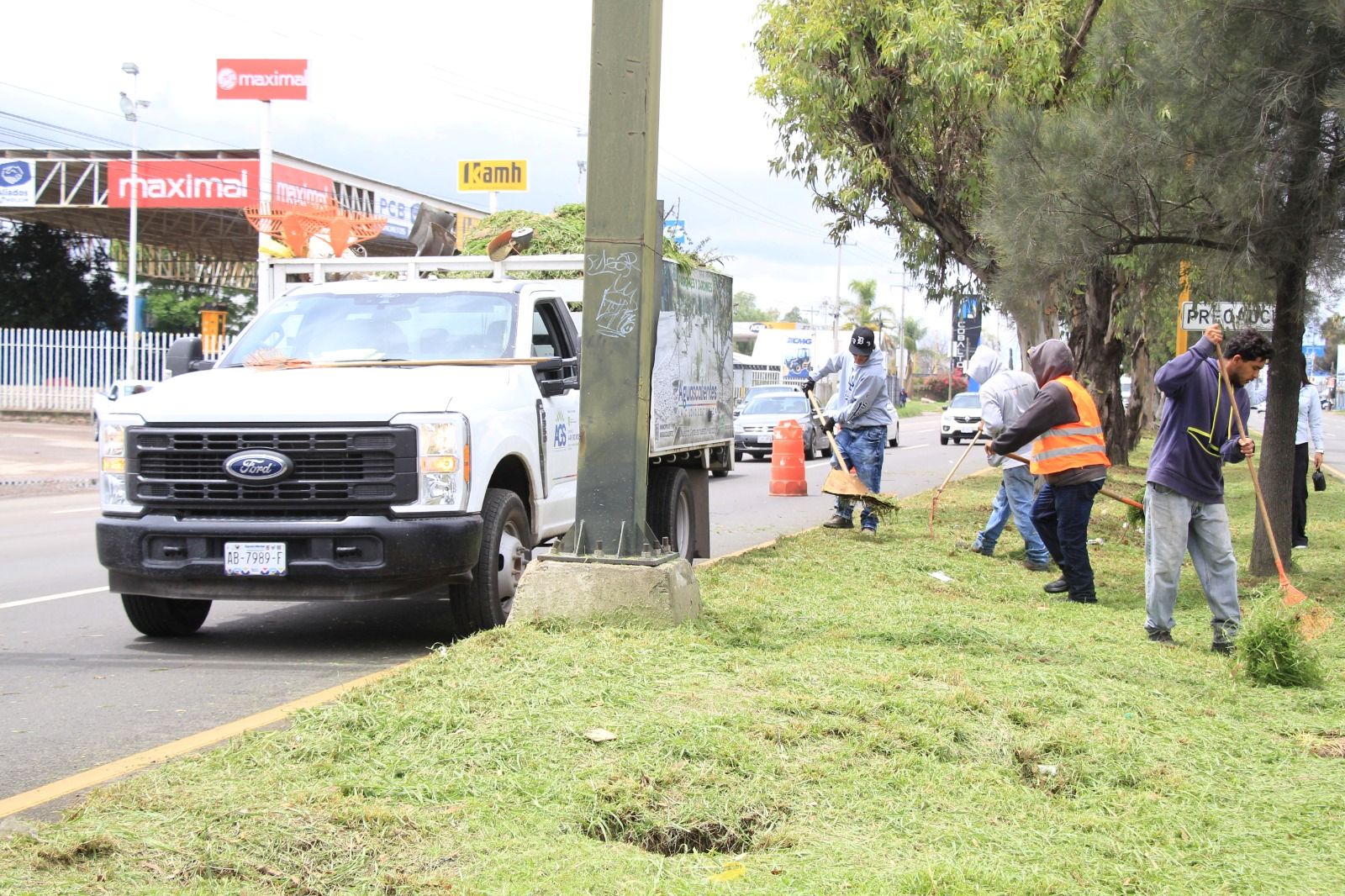 Municipio de Aguascalientes realiza operativo preventivo de limpieza y desmalezado en la 45 norte