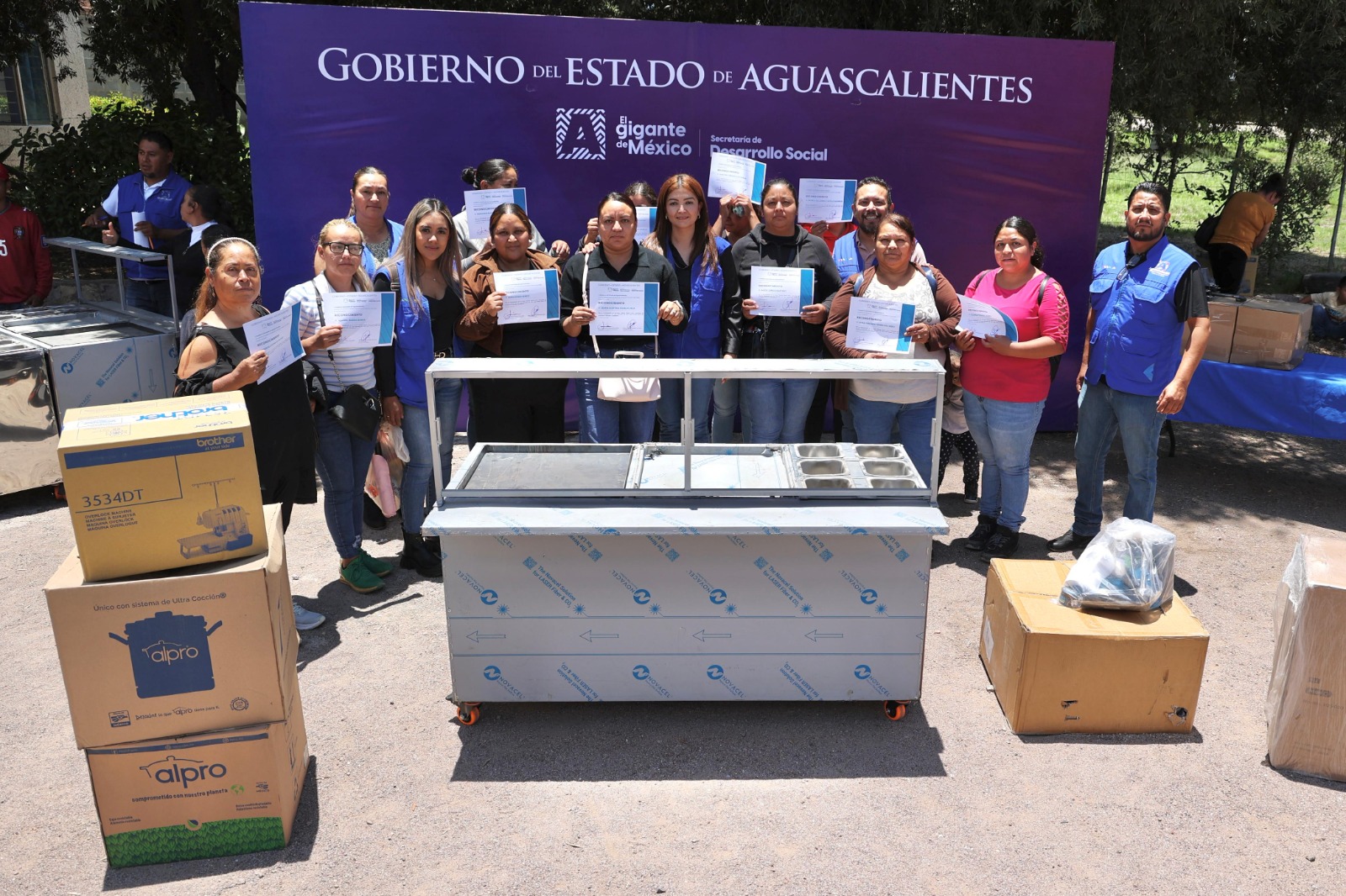 Entregan apoyos para impulsar emprendimiento en familias de Aguascalientes