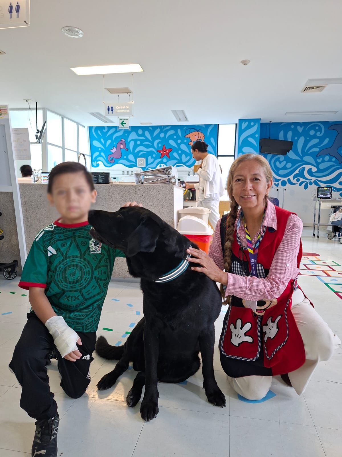 Obama, el perrito que lleva alegría a pequeños en tratamiento, hoy visití el Hospital Hidalgo