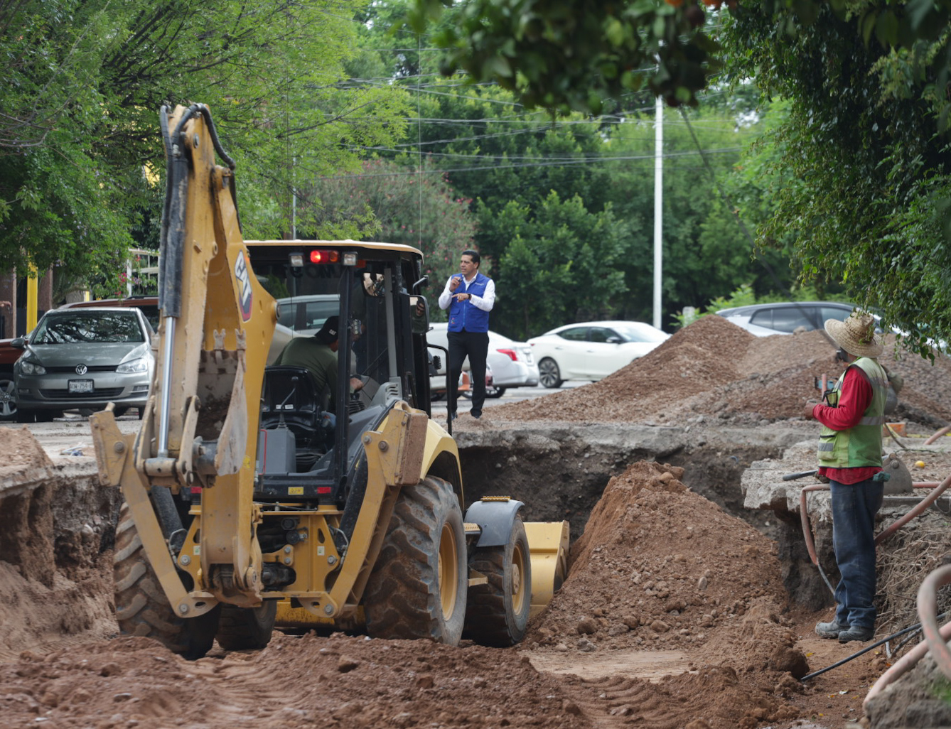 Revisa Leo Montañez rehabilitación de colector sanitario en la colonia Héroes