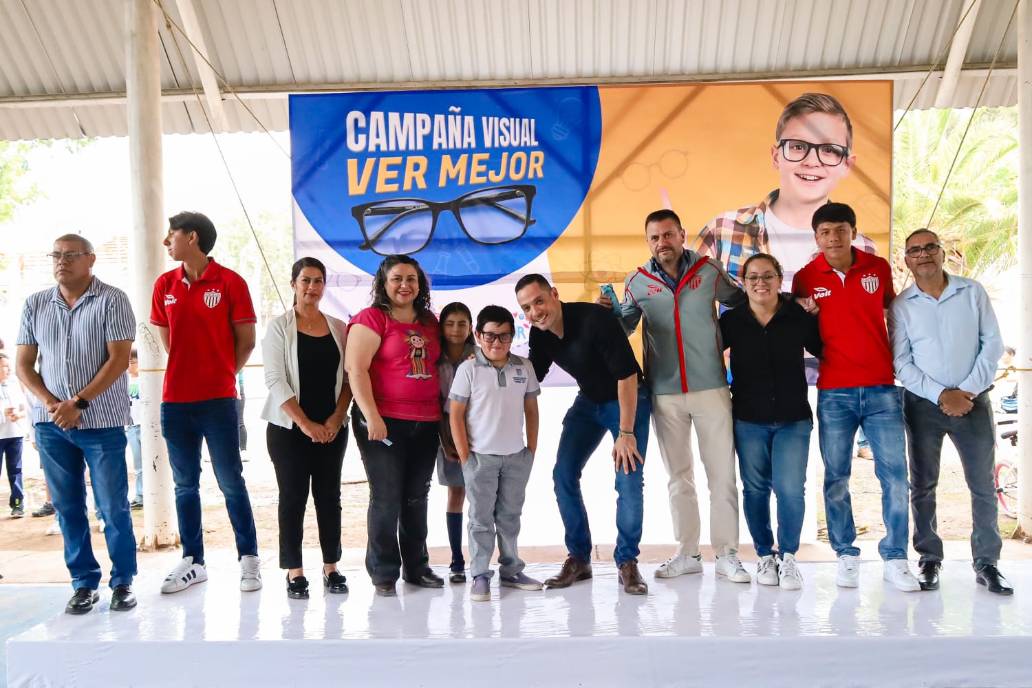 Dan Calvillo y Necaxa lentes a niños y niñas