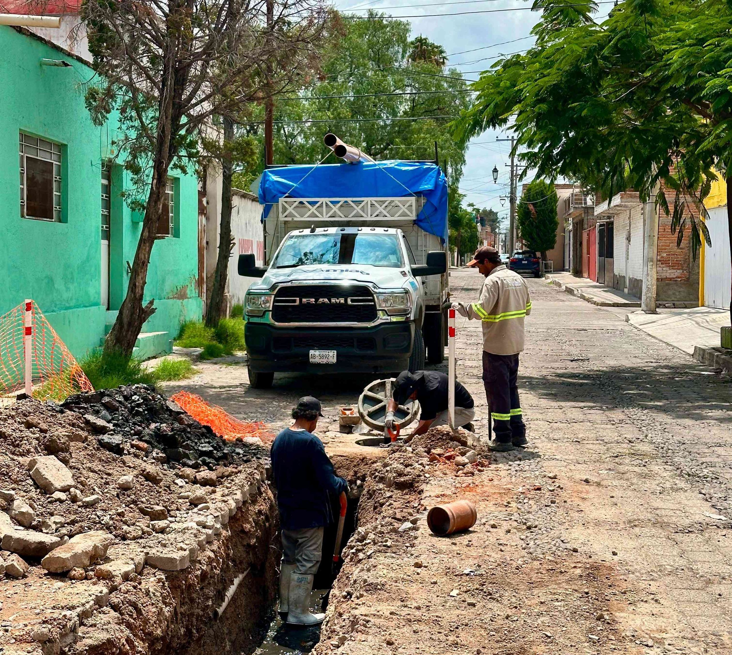 Leo Montañez beneficia a habitantes del Barrio de la Salud con mejora del alcantarillado sanitario
