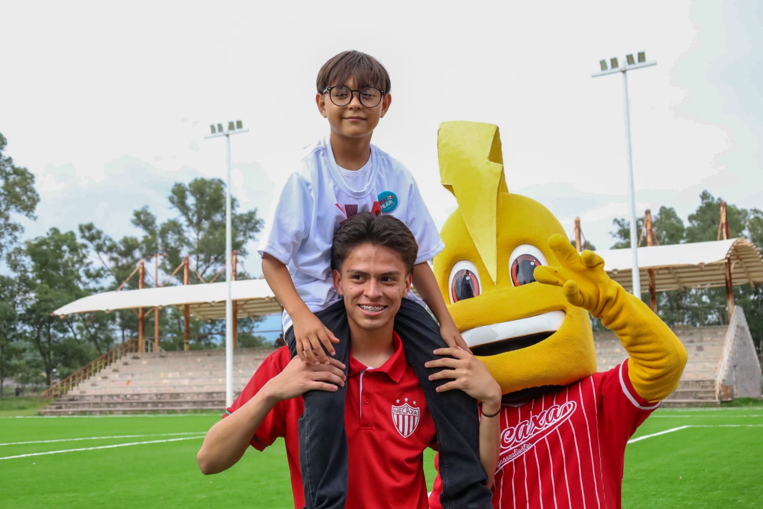 Segunda entrega de lentes gratuitos en Calvillo, en alianza con el Necaxa