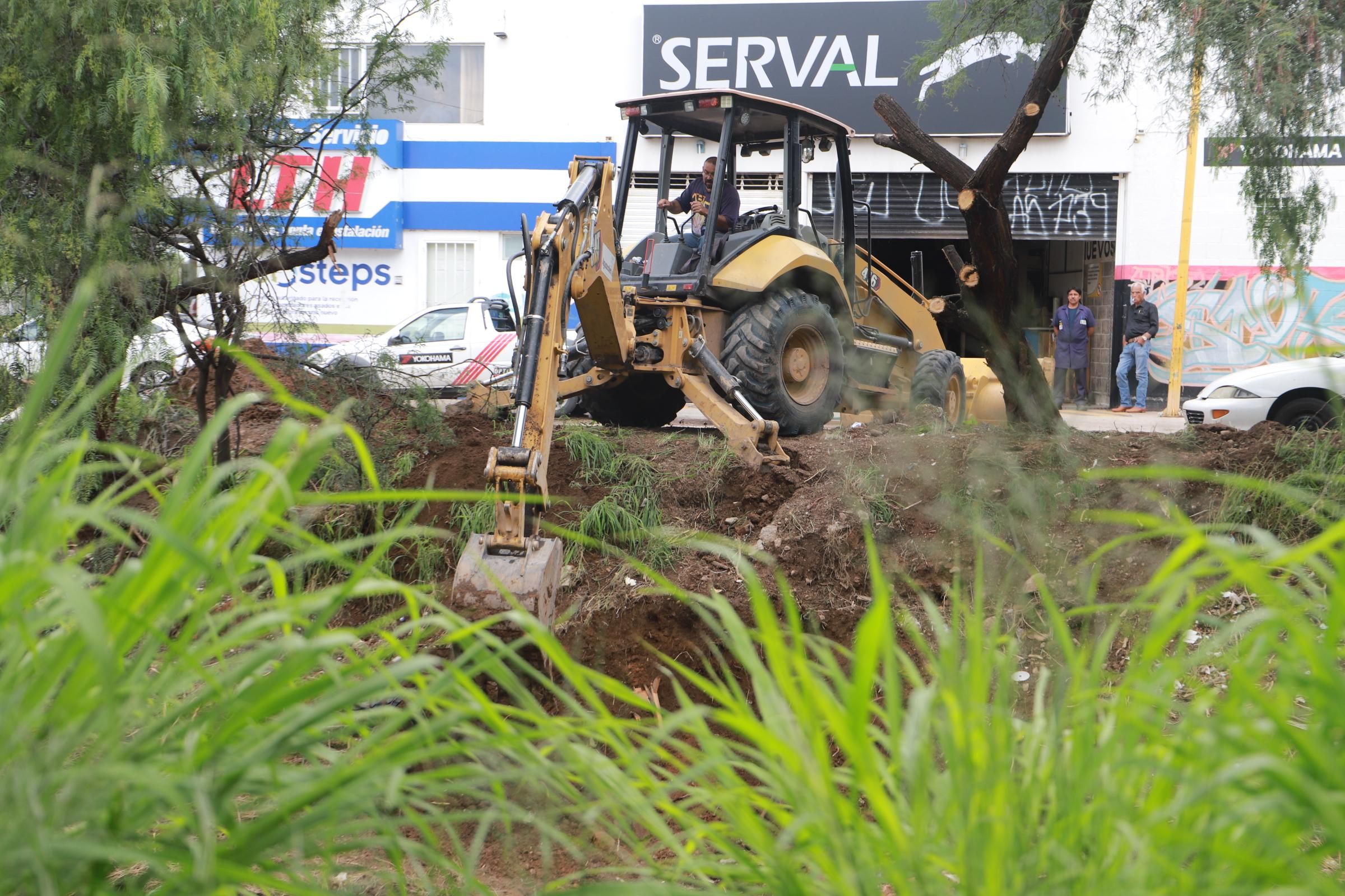 Intensifica municipio limpieza y desazolve en el arroyo de La Hacienda en la colonia Constitución