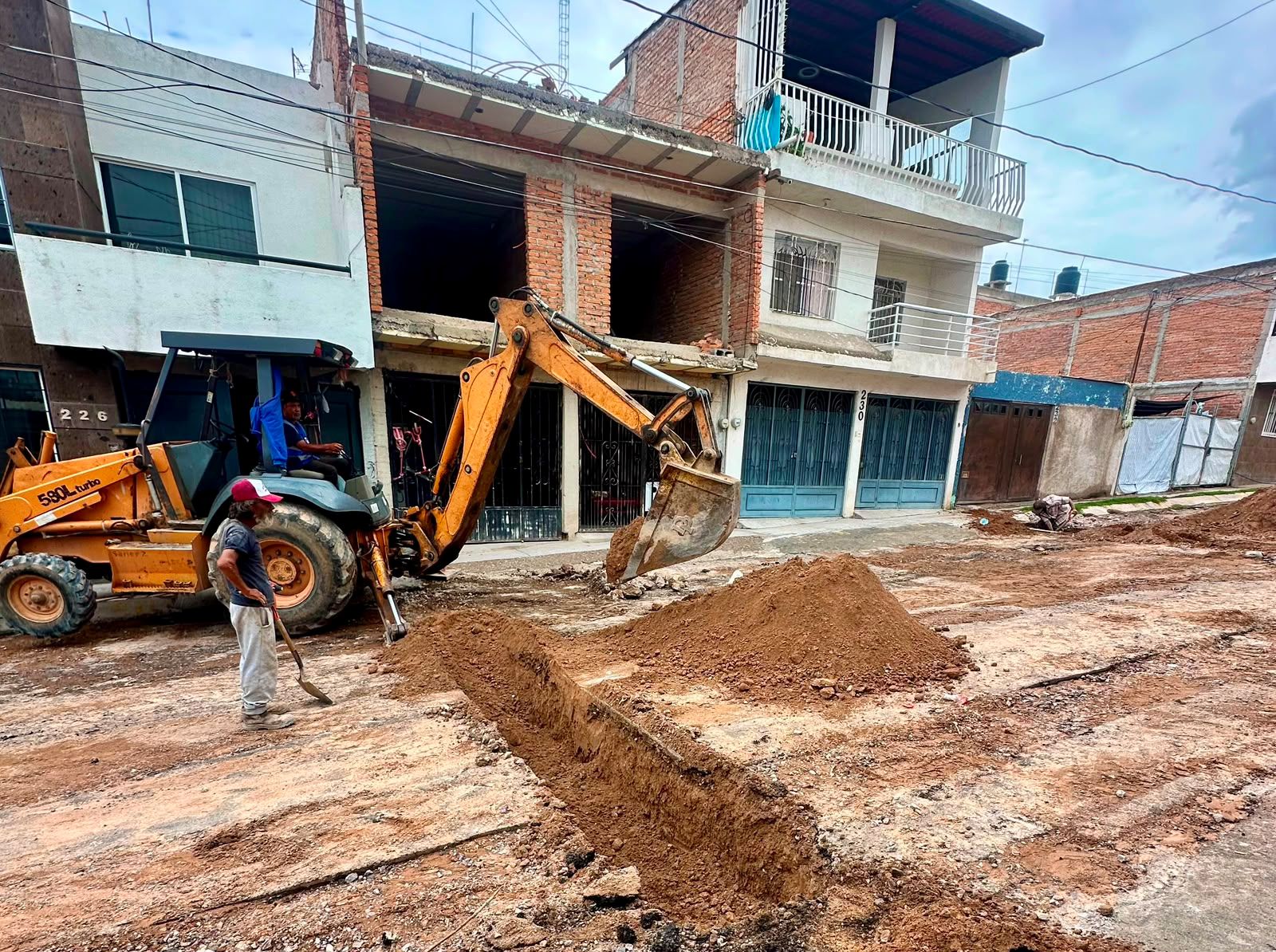 Renueva Leo Montañez red de agua potable en beneficio de habitantes del fraccionamiento J. Guadalupe Peralta