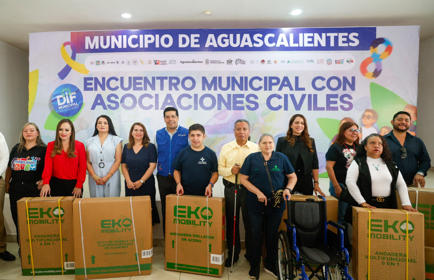 Entrega Leo Montañez apoyos económicos a asociaciones civiles