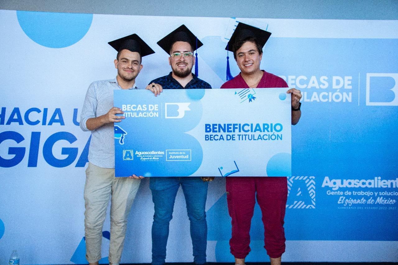 Si estás por terminar tu carrera, solicita una beca para obtener tu título