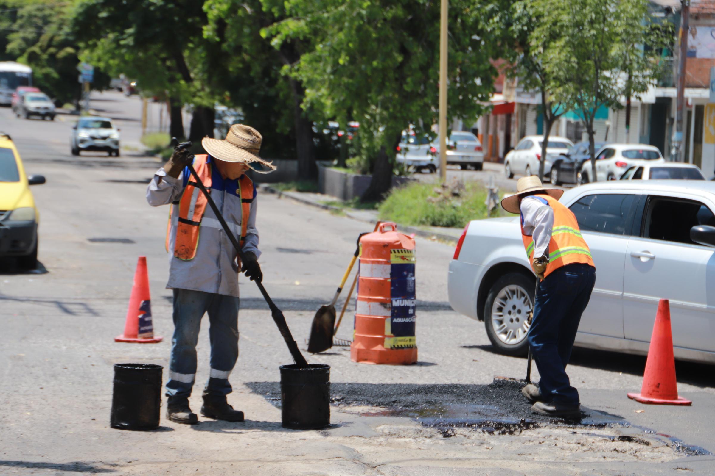Intensifica municipio de jornadas de bacheo en calles y avenidas