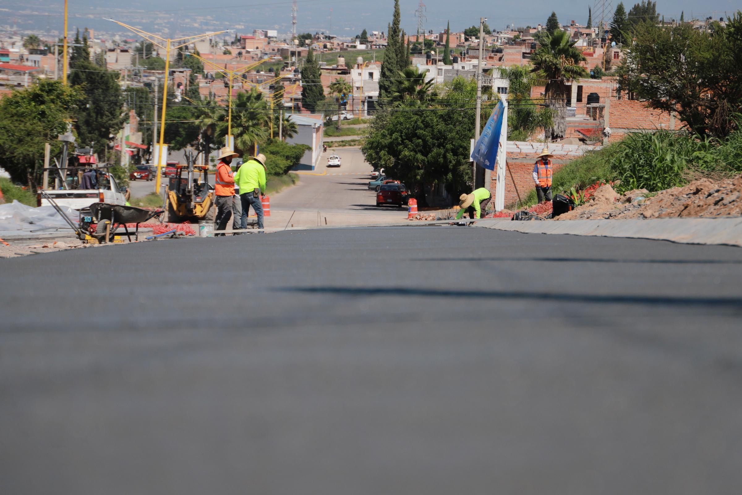 Trabaja Leo Montañez en la pavimentación de la avenida Mariano Hidalgo