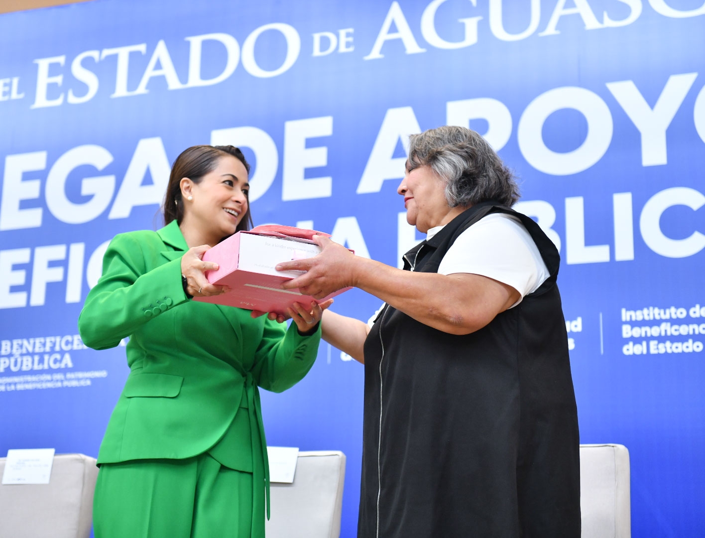 Tere Jiménez entrega apoyos de la Beneficencia Pública para mejorar la calidad de vida de más de mil personas