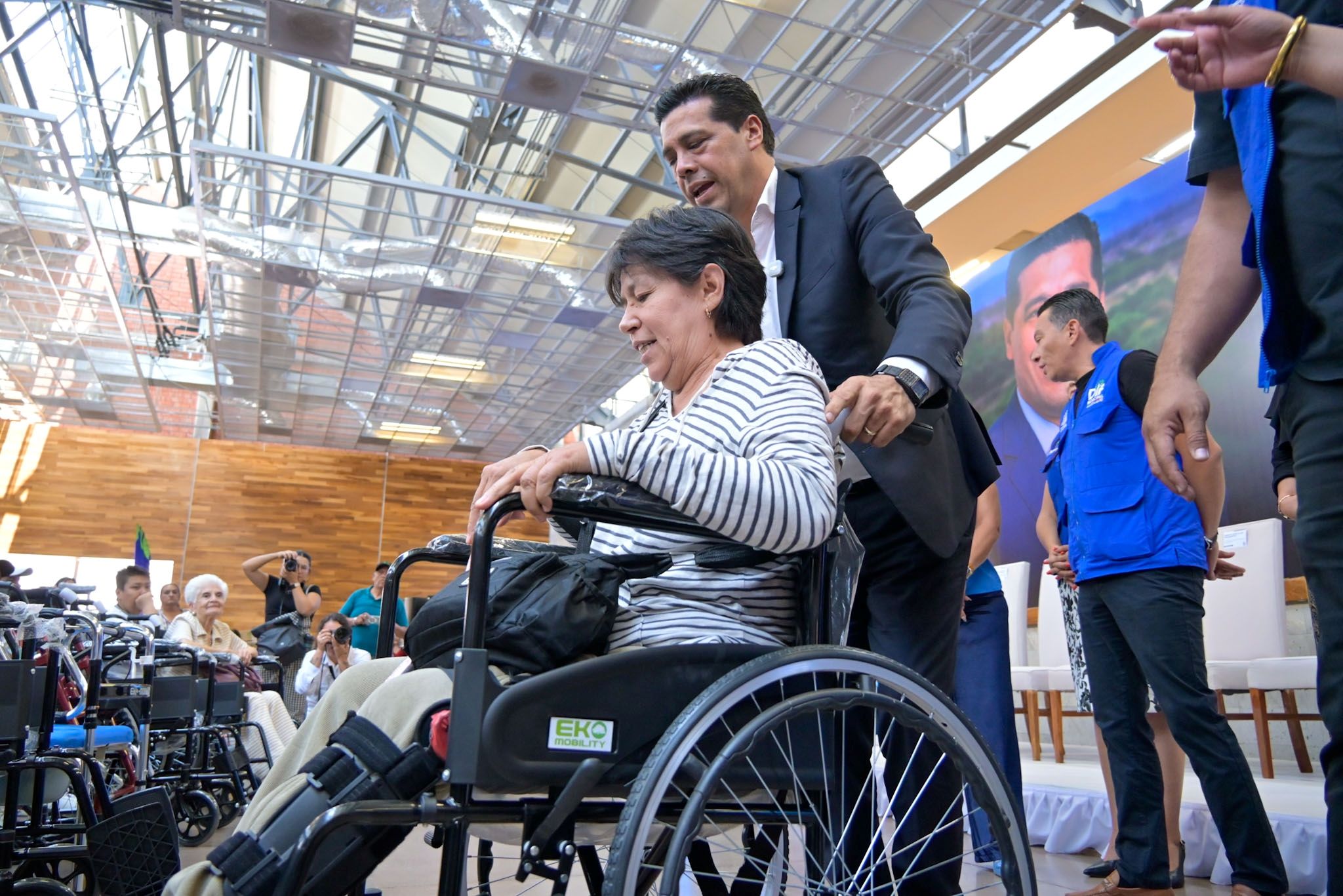Entrega Leo Montañez aparatos ortopédicos que escriben nuevas historias de vida