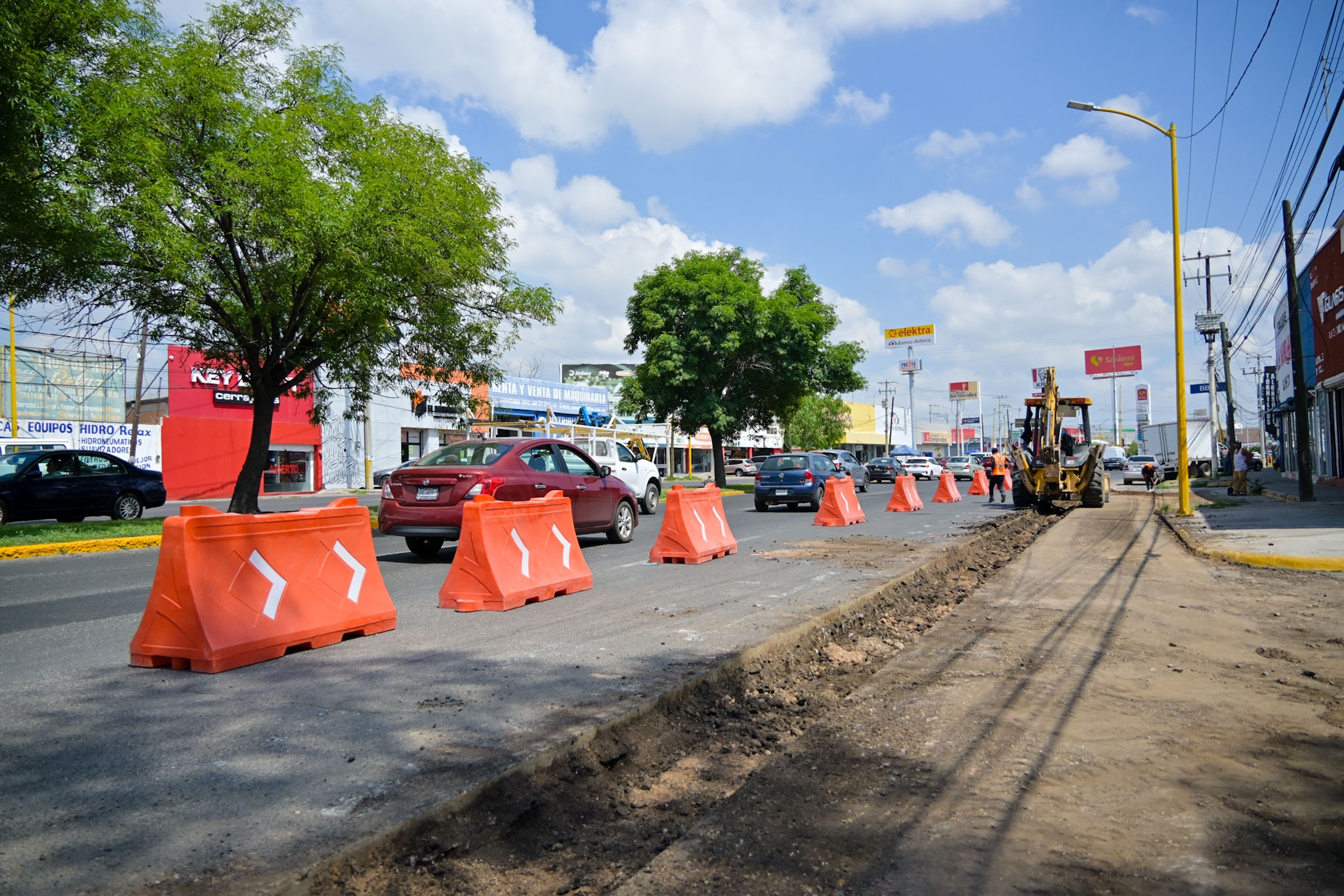 Supervisa Leo Montañez renovación de la línea de distribución de agua potable en Primer Anillo