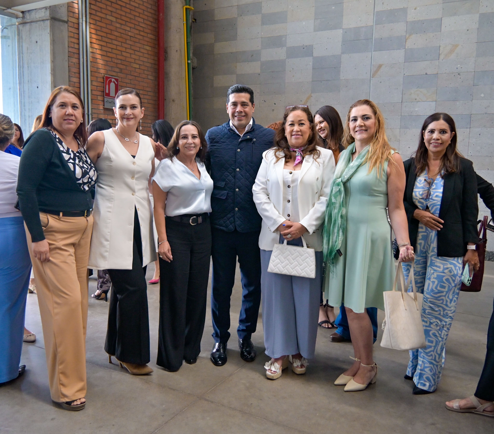 Fortalece Leo Montañez alianza con mujeres empresarias