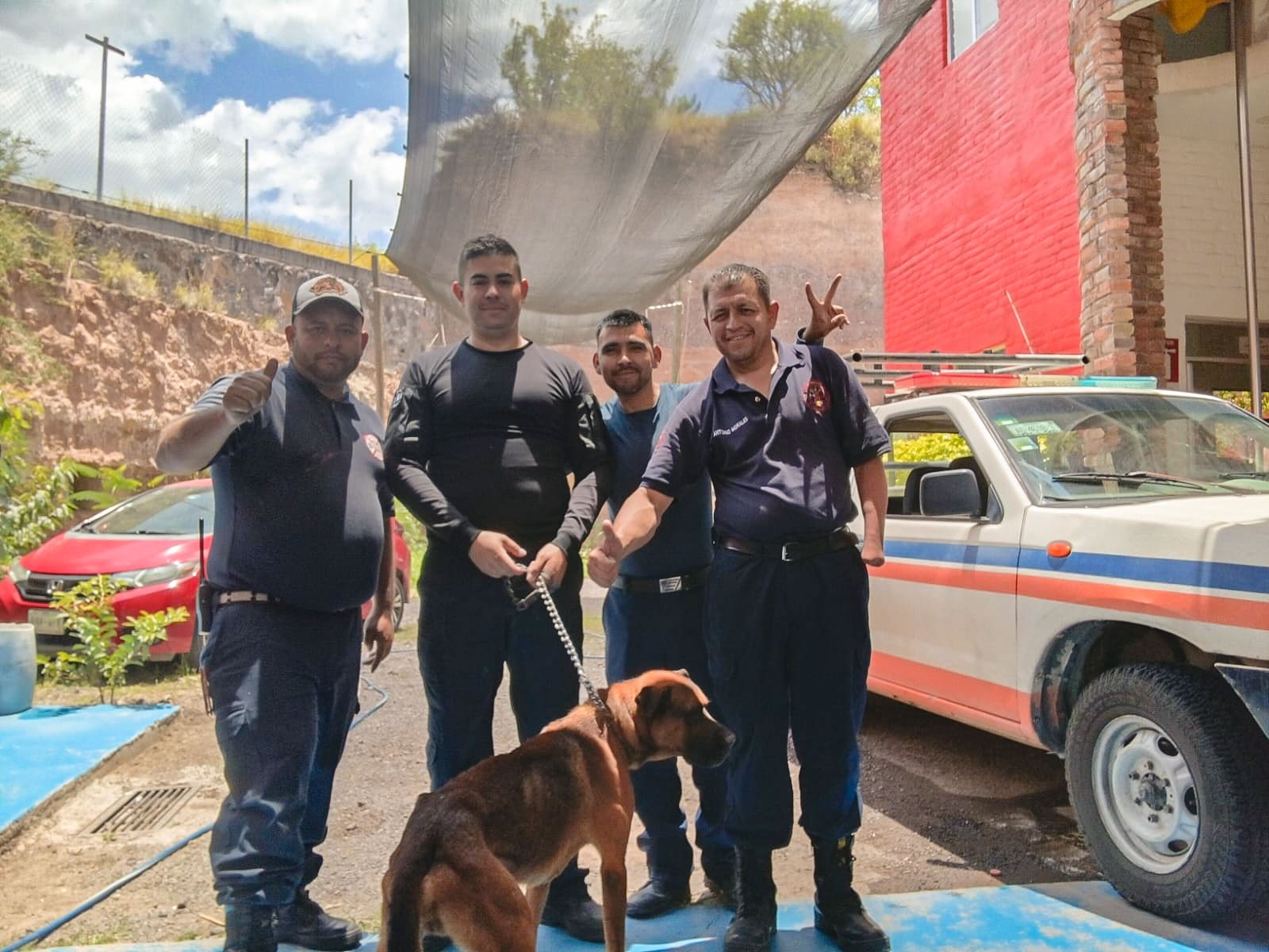 Bomberos de Calvillo rescatan a perrito de pozo de 30 metros de profundidad