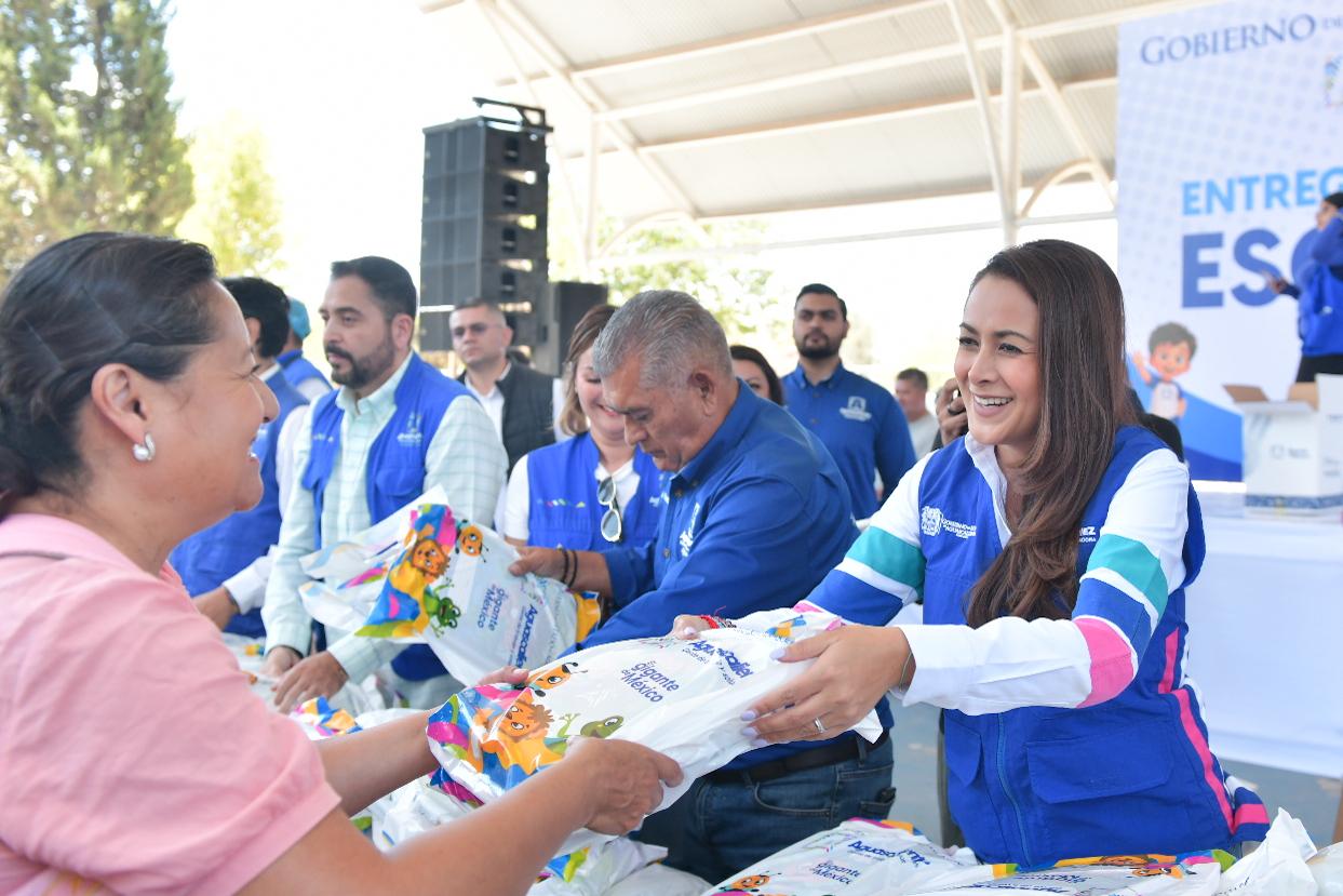 Tere Jiménez inicia entrega de útiles escolares en Cosío y Rincón de Romos