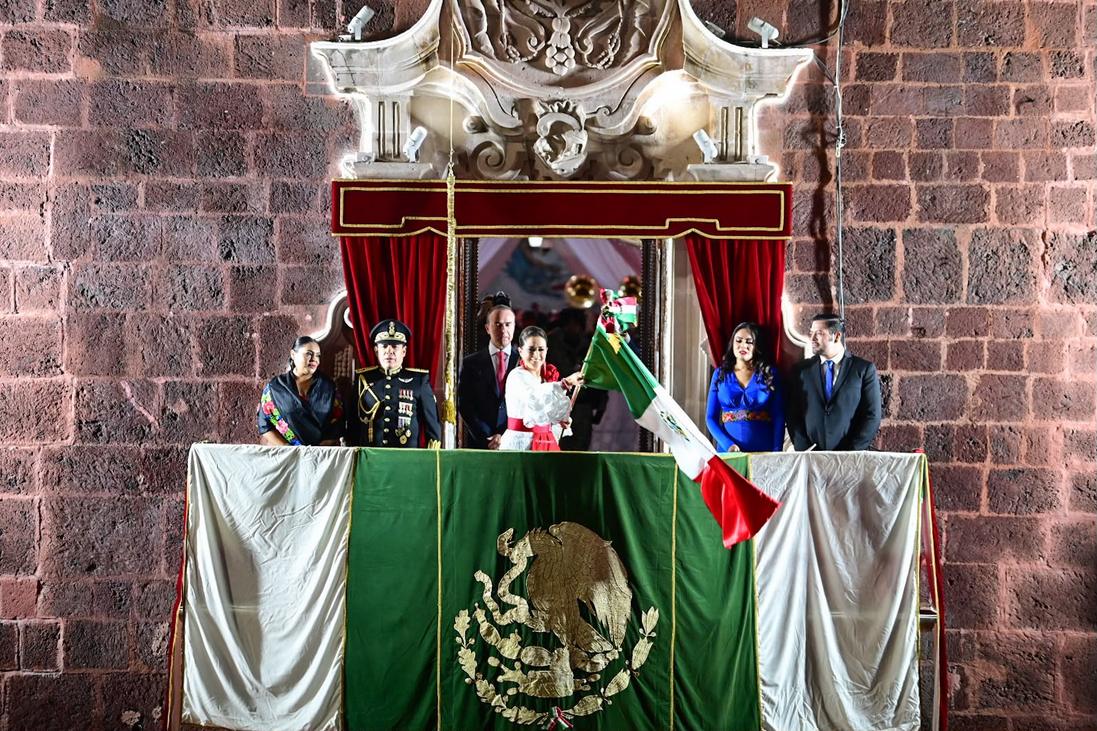 ¡Viva México! Tere Jiménez celebra junto a miles de familias el Grito de Independencia