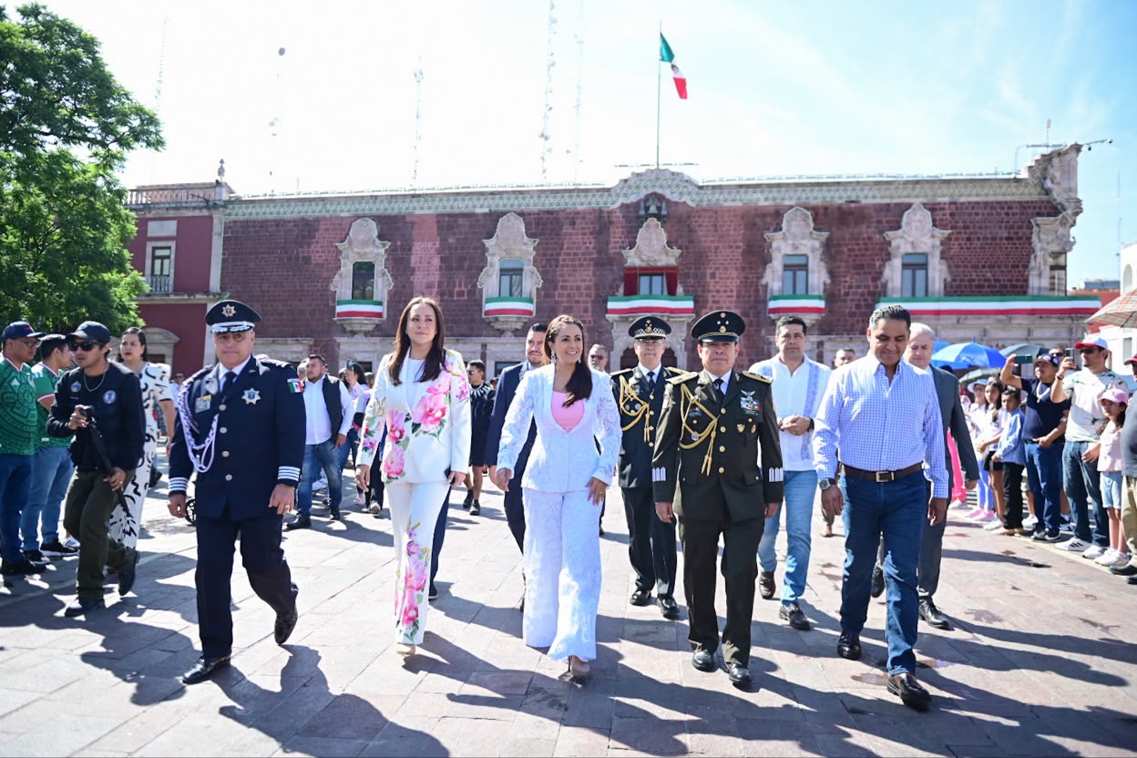 Más de 3 mil participantes dan vida al Desfile de Independencia encabezado por Tere Jiménez