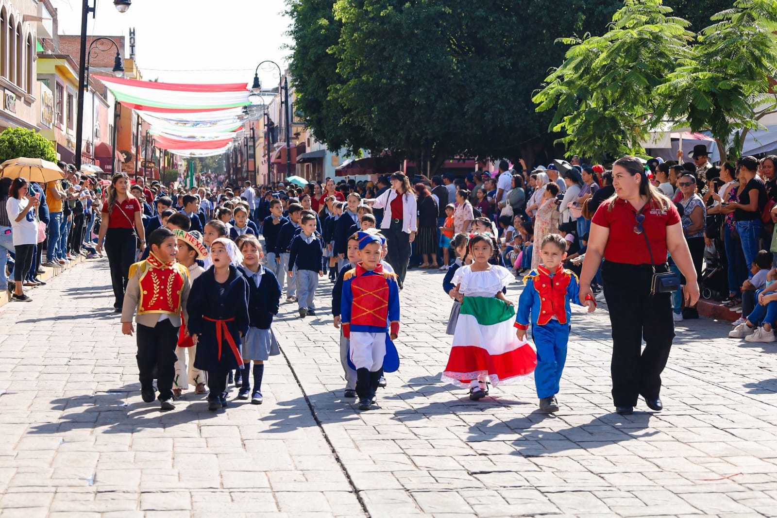 Desfile cívico-militar en Calvillo