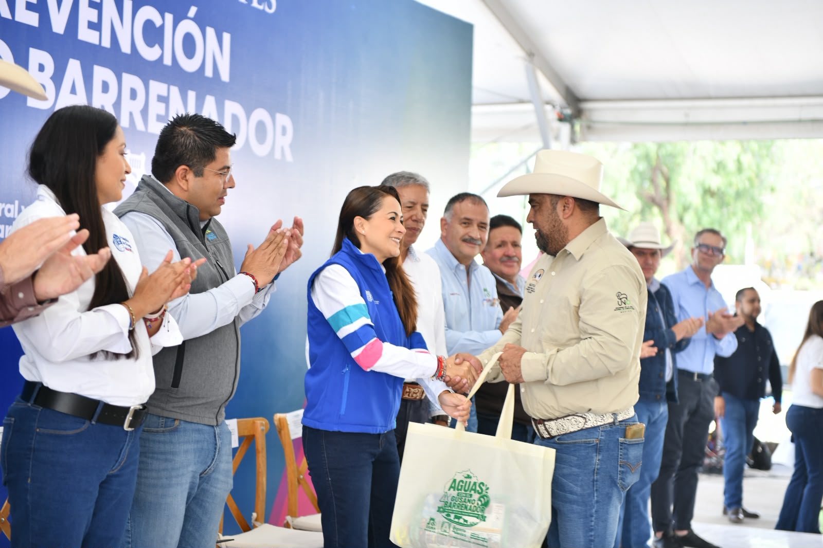 Pequeños productores reciben apoyos para proteger a su ganado del gusano barrenador