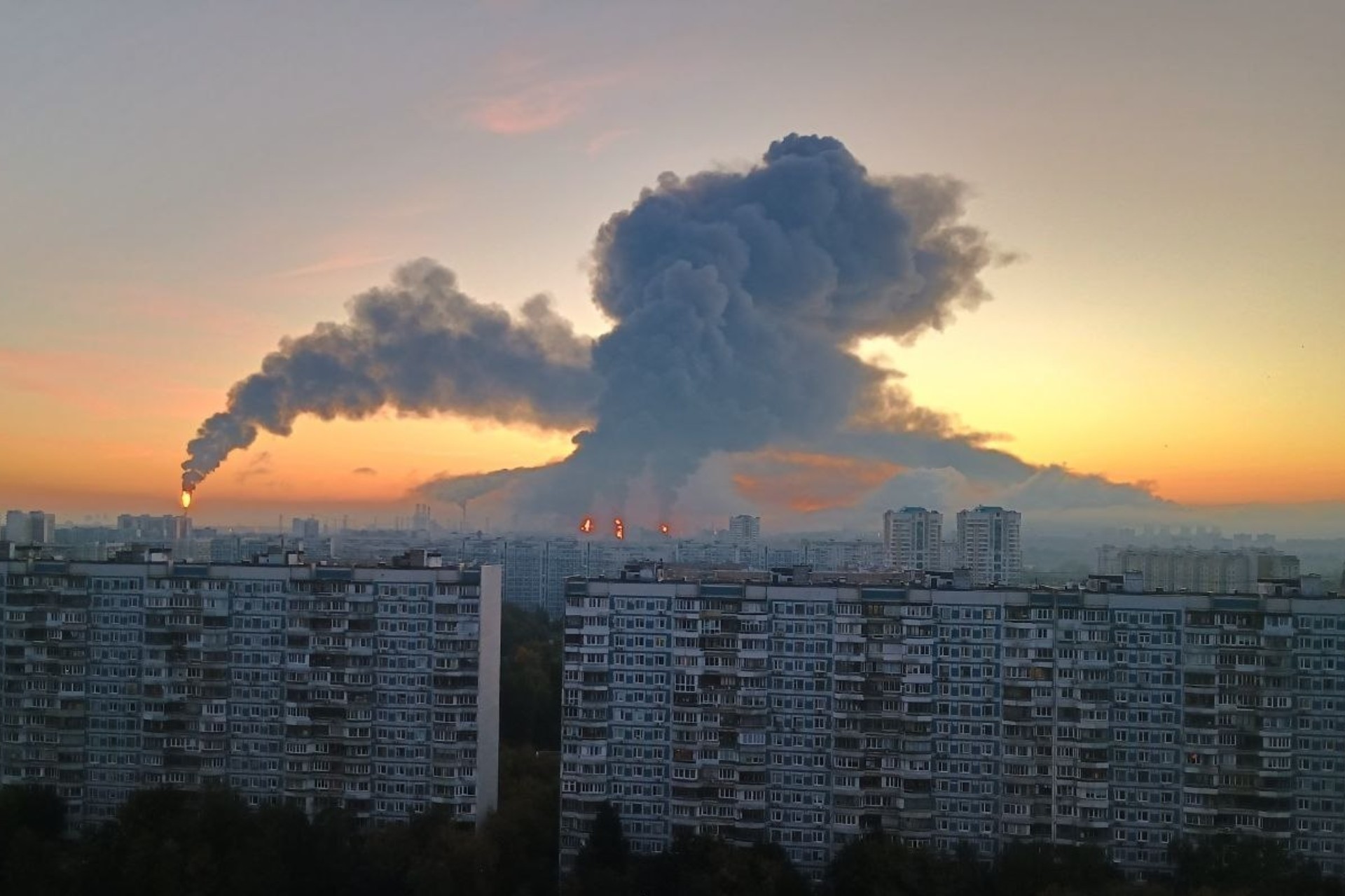Ataque con drones deja tres muertos y daños en una refinería de Moscú