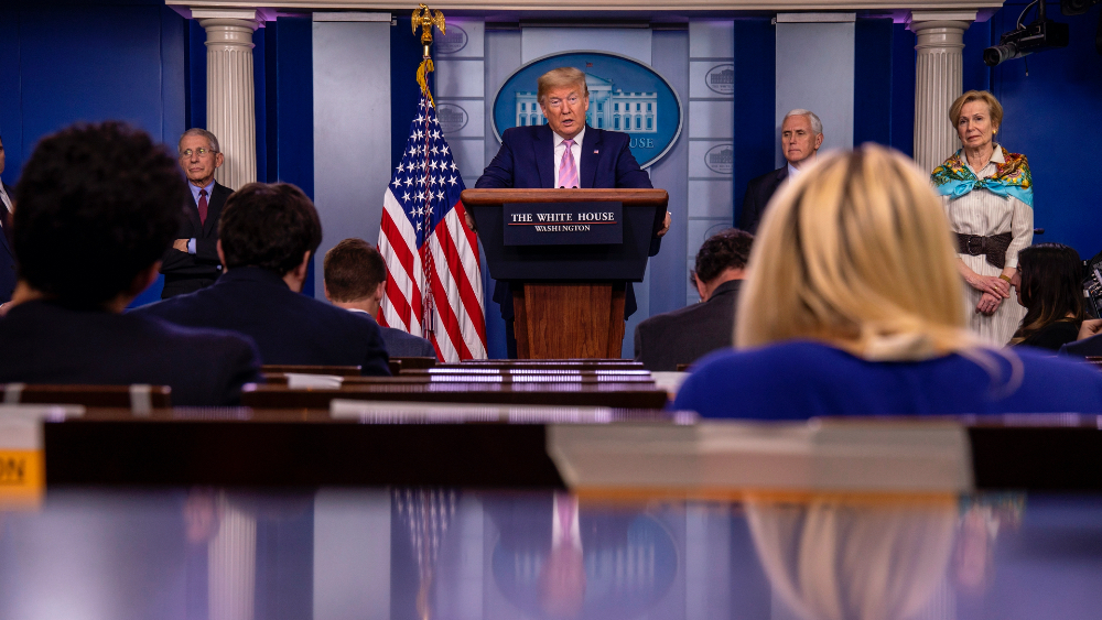 Medios recuperan acceso a la Casa Blanca tras orden judicial contra veto de Trump