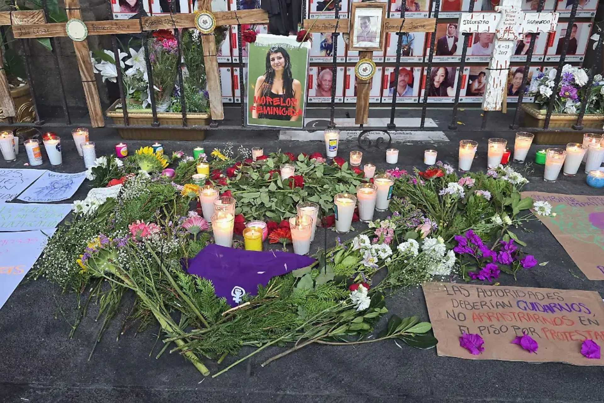 Estudiantes instalan memorial por Claudia Tacoronte frente al Gobierno de Morelos