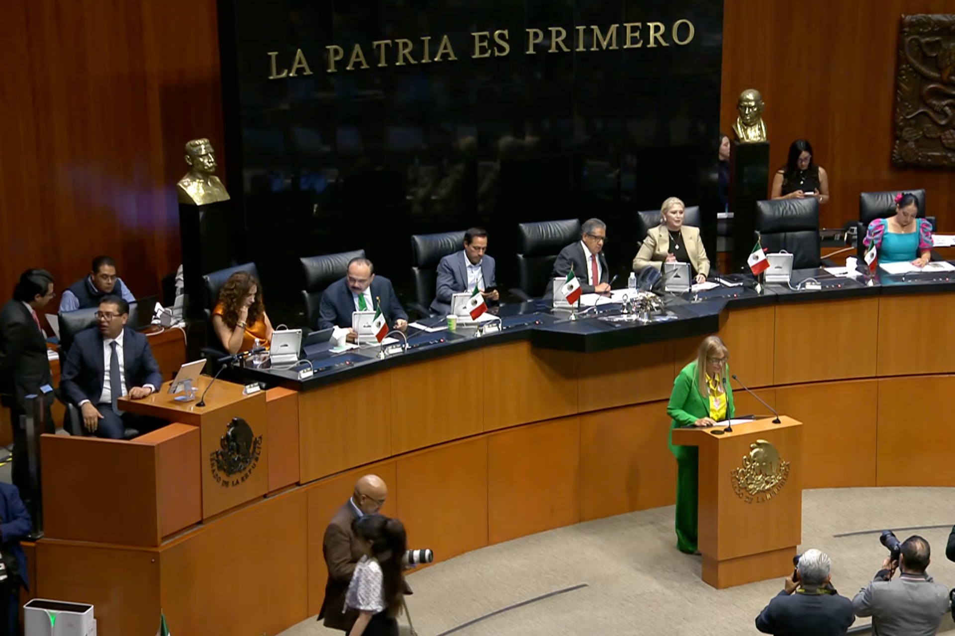 Senado avala limitar candidaturas a personas con una sola nacionalidad