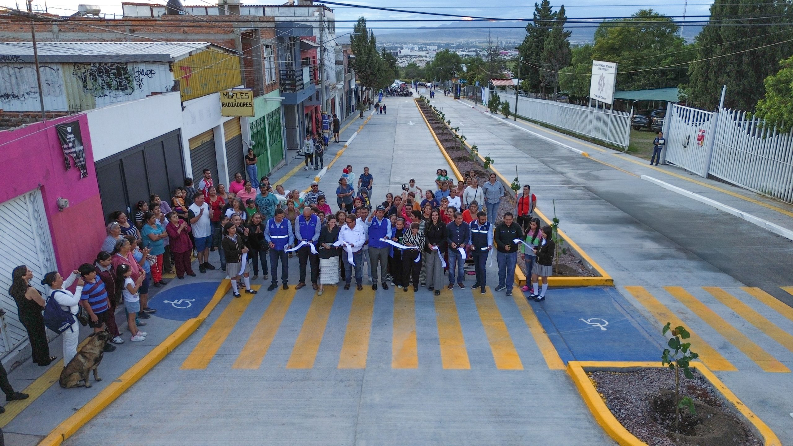 Entrega Leo Montañez rehabilitación con concreto hidráulico de la calle Frida Kahlo