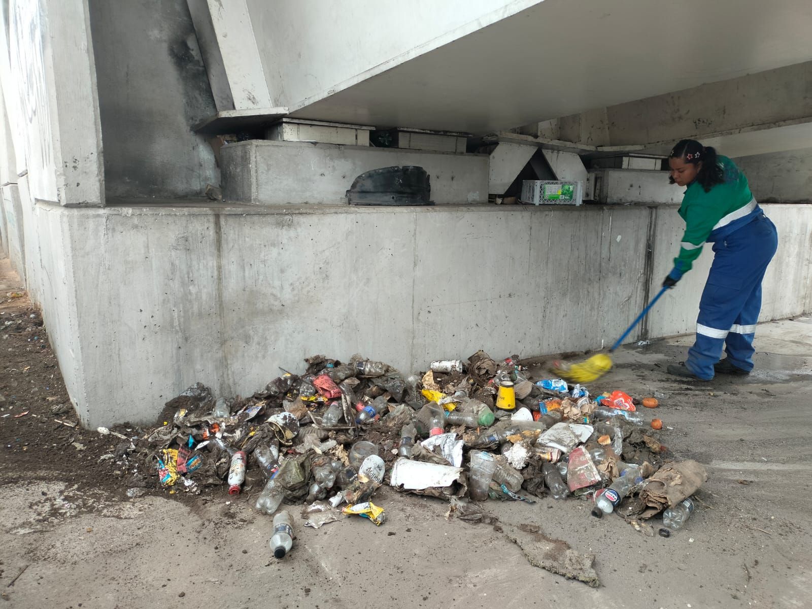 Mantiene Municipio de Aguascalientes limpieza en puentes y pasos a desnivel