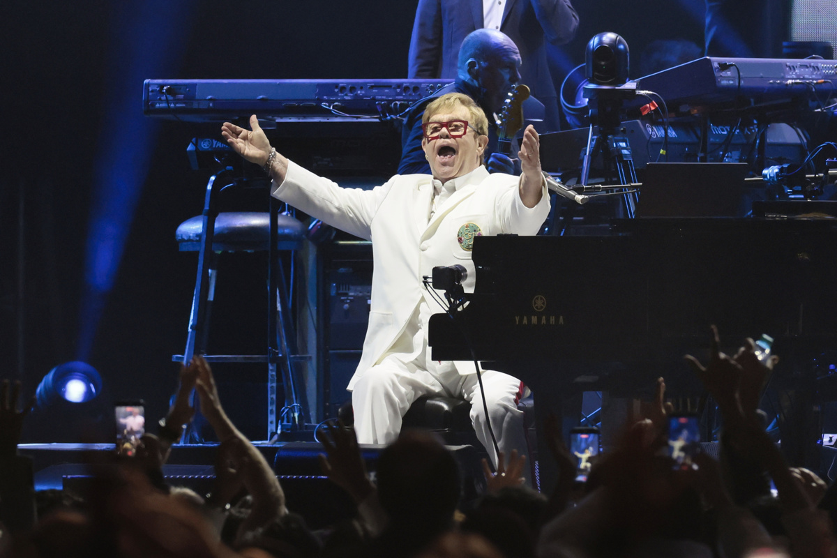 Elton John se despide de México con una noche de clásicos en el Estadio Azteca